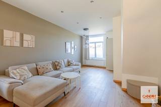 Deze woning is gelegen op een centrale ligging nabij verschillende buurtwinkels, scholen, uitvalswegen, het openbaar vervoer en op fietsafstand...