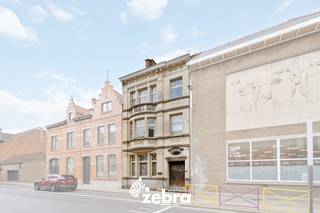 Deze uitzonderlijke woning combineert de authentieke charme van een statige herenwoning met wooncomfort. Gelegen op wandelafstand van...