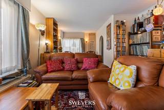 Interesse? Meer informatie op www.SWEVERS.be. - Deze open bebouwing aan de Halbeekstraat 16 in Heusden-Zolder combineert ruimte, licht en veel mogelijkheden. De woning uit 1966 is door de jaren heen doordacht vernieuwd en biedt een solide basis voor comfortabel wonen, met een ruime leefruimte, een praktische keuken en drie flexibele slaapkamers. De centrale badkamer en de grote kelder bieden extra functionaliteit, terwijl rolluiken en airconditioning het dagelijkse wooncomfort verhogen.<br /><br />Een absolute meerwaarde is het polyvalente bijgebouw van 55 m² achteraan het perceel, dat kan dienen als praktijkruimte, atelier, hobbyruimte of extra leefruimte. De recent geplaatste veranda (2022) vormt een mooie verbinding tussen binnen en buiten en biedt dankzij de westelijke oriëntatie lange, zonnige avonden met uitzicht op de tuin.<br /><br />Op technisch vlak is de woning volledig klaar voor de toekomst, met vernieuwde elektriciteit, een geïsoleerd dak en spouwmuren, een EPC-label C en een asbestveilige toestand. De centrale maar rustige ligging nabij de snelweg, scholen, winkels, openbaar vervoer en het stadscentrum maakt dit een aantrekkelijke woning op een perceel van 9a 5ca, met volop mogelijkheden om er een eigen thuis van te maken. Bel ons vandaag nog voor een persoonlijke rondleiding. Wij van Swevers Real Estate helpen je maar al te graag verder. tel. 011 255 155. Bron bewoonbare oppervlakte: EPC-verslag.