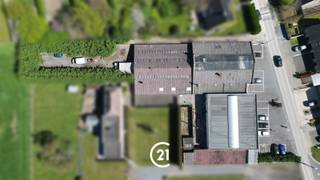 <p>In de Hedekensdriesstraat in Kruisem bevindt zich dit functionele bedrijfsgebouw met een brede waaier aan mogelijkheden.<br />Dankzij de vlotte bereikbaarheid en de praktische opstelling vormt dit pand een interessante opportuniteit voor diverse professionele activiteiten.</p><p>Het gebouw omvat twee magazijnruimtes, een showroom en meerdere kantoorruimtes.<br />Dit pand doet dienst als autogarage en is voorzien van de nodige installaties waaronder een spuitcabine en autobrug.</p><p>Buiten beschikt de eigendom over talrijke parkeermogelijkheden en een privatieve buitenruimte.</p><p>Een veelzijdig bedrijfsgebouw met tal van mogelijkheden op een goed bereikbare locatie in Kruisem.</p>