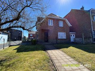 Karaktervolle, te renoveren gezinswoning met tuin gelegen in Meerbeke. Deze halfopen bebouwing beschikt op het gelijkvloers over een lichtrijke leefruimte, een keuken, een inkomhal met trap naar de eerste verdieping en een inpandige berging (14m²) met poort ideaal voor stockage of fietsen. Op de eerste verdieping vindt u een nachthal die toegang biedt tot drie volwaardige slaapkamers en een ingerichte badkamer met ligbad. De tuin bevindt zich aan de voorzijde van de woning. Langs de zijkant van het perceel is er parkeergelegenheid voorzien voor 2 wagens. De woning is gelegen in een zijstraat van een belangrijke gewestweg. Dit zorgt voor een vlotte bereikbaarheid naar Brussel, Gent en Aalst. Bovendien bevindt de woning zich vlakbij het centrum van Ninove, op fiets- en wandelafstand van openbaar vervoer, winkels en scholen. Deze woning biedt een uitstekende basis voor wie op zoek is naar een renovatieproject. Interesse? Vraag meer informatie of plan uw bezoek. Contacteer ons 054/69.68.67.