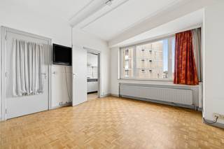 Op een steenworp afstand van de Esplanade Madou biedt deze studio van 41 m² een bijzonder interessante kans in een wijk die volop in verandering is. Nieuwe bouwprojecten en de ontwikkeling van de Europese wijk in de directe omgeving: een locatie die profiteert van een bijzonder gunstige dynamiek.<br /><br />Het pand, gelegen op de 5e verdieping van een gebouw uit 1958, moet volledig worden gerenoveerd, maar heeft een verrassend functionele indeling. De woonruimte van ± 23 m² omvat een slaapgedeelte van ± 8 m² met inbouwkast, dat gemakkelijk kan worden afgescheiden om een echt onafhankelijk slaapgedeelte te creëren. Een ander pluspunt: de badkamer van ± 4,5 m² is zowel vanuit de woonkamer als vanuit het slaapgedeelte toegankelijk, wat een mate van privacy biedt die zelden voorkomt in dit type studio. Een aparte keuken van ± 4,5 m² maakt het geheel compleet.<br /><br />PVC-dubbele beglazing uit 2012, individuele verwarming en warm water, EPC-klasse E. De elektriciteit moet aan de voorschriften worden aangepast. Kosten van ± 110 €/maand voor gemeenschappelijke ruimtes en koud water. Een grote kelder maakt het pand compleet.<br /><br />Een mooie kans voor een eerste aankoop of een investering met opwaarderingspotentieel, in een wijk waar het grootste deel van het dagelijks leven te voet of met de fiets kan worden beleefd.<br /><br />
<div>
<p><u><strong>Het pand</strong></u></p>
<ul>
<li>Studio van ± 41 m² volgens EPC</li>
<li>Gelegen op de 5e verdieping van 6</li>
<li>Gebouw uit 1958</li>
<li>Volledig te renoveren pand</li>
<li>Beveiligde deur</li>
<li>Intercom</li>
</ul>
<p><u><strong>Indeling</strong></u></p>
<ul>
<li>Woonkamer van ± 23 m² met aparte slaapruimte van ± 8 m²</li>
<li>Inbouwkast in het slaapgedeelte</li>
<li>Mogelijkheid om het slaapgedeelte fysiek van de woonkamer te scheiden</li>
<li>Indeling die ondanks de studio-opstelling een zekere mate van privacy biedt</li>
<li>Badkamer van ± 4,5 m² met bad/douche, toilet en aansluiting voor wasmachine</li>
<li>Toegang tot de sanitaire voorzieningen vanuit zowel de woonkamer als het slaapgedeelte, een bijzonder praktische indeling</li>
<li>Aparte keuken van ± 4,5 m²</li>
<li>Grote privékelder in de kelder</li>
</ul>
<p><b><u>Technische gegevens</u></b></p>
<ul>
<li>EPB: E</li>
<li>PVC-ramen met dubbele beglazing uit 2012</li>
<li>Individuele warmwatervoorziening</li>
<li>Individuele verwarmingsketel</li>
<li>Elektrische installatie voldoet niet aan de normen</li>
<li>Renovatie nodig</li>
</ul>
<p><b><u>Kosten</u></b></p>
<ul>
<li>Gemeenschappelijke kosten + koud water: ± 110 €/maand</li>
<li>Reservefonds: ± 26 €/maand</li>
<li>Betaalbare onroerendgoedbelasting</li>
</ul>
<p><u><strong>Ligging & potentieel</strong></u></p>
<ul>
<li>Vlakbij de Esplanade Madou</li>
<li>In het hart van een wijk die volop in transformatie en gentrificatie is</li>
<li>Nieuwbouwprojecten in de omgeving</li>
<li>Vlakbij de Europese wijk en de vestiging van het hoofdkantoor van de Europese Commissie</li>
<li>Winkels en voorzieningen in de buurt</li>
<li>Uitstekende bereikbaarheid met het openbaar vervoer</li>
<li>Wijk die bijzonder geschikt is om te voet en met de fiets te verplaatsen</li>
<li>Een interessante locatie voor een eerste aankoop of een investering, met potentieel voor waardestijging na renovatie</li>
</ul>
</div>