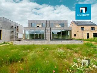 Het project LA VUE ( Struikstraat 77A, 77B, 77C en 77 D ) omvat 4 duurzame halfopen bebouwingen. Woning Struikstraat 77C heeft 180 m² woon- en...