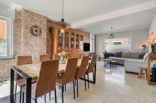 Contacteer ons nu en ontdek je droomwoning! Ruim en charmant huis met 163m² bewoonbare oppervlakte op een perceel van 369 m², gelegen in een gezellige buurt te Meulebeke met uitstekende buren. Deze woning werd grondig gerenoveerd in 2020 en combineert ruimte, comfort en potentieel op een aantrekkelijke locatie.Dankzij de westgerichte tuin geniet je volop van de namiddag- en avondzon. Bovendien beschikt de woning over zonnepanelen, een regenput van 12.500 liter en een gunstig EPC-label C.Indeling van de woningKelderGelijkvloers:- inkomhal- gezellige leefruimte- keuken volledig ingericht - badkamer met potentieelEerste verdieping:- nachthal- 2 ruime slaapkamersTweede verdieping:- 1 ruime slaapkamer met mogelijkheid van dressingBuiten:- westgerichte tuin met aangenaam terras en buitenruimte om van de zon te genieten- extra berging- een dubbele garage Troeven van de woning- gerenoveerd in 2020- ruime garage met tal van mogelijkheden- zonnepanelen aanwezig- regenput van 12.500 liter- centraal gelegen bij scholen, winkels en invalswegen in Meulebeke Deze leuke gezinswoning biedt een perfecte combinatie van ruimte, comfort en potentieel. Dankzij de praktische indeling, de zonnige tuin en de recente renovaties is dit een ideale woning voor wie op zoek is naar een gezellige thuis met veel mogelijkheden.Ben jij op zoek naar jouw droomwoning? Plan dan zeker een bezoek en ontdek zelf alle troeven van deze ruime en verzorgde woning!De eigendom wordt aangeboden via de Pre-sale formule. Op 27/06/2026 tussen 10:00 en 12:00 kan u de woning op afspraak komen bezichtigen en een bod uitbrengen. De vermelde prijs is een instelprijs. Voor meer info, gelieve contact op te nemen met de dossierverantwoordelijke.Bestuursmaatregelen in het maatregelenregister: in aanvraag