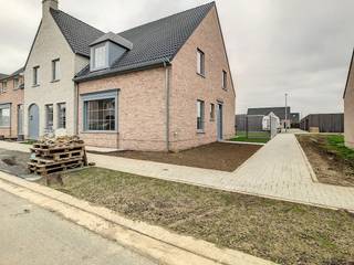 Kwalitatieve, energiezuinige nieuwbouwwoning te huur aan de stadsrand van Poperinge. Vlot te bereiken en met de nodige voorzieningen op wandel-...