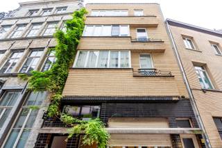 Ben je op zoek naar een tof appartement met potentieel, midden in het hart van Antwerpen? Dan is dit op te frissen appartement zeker het ontdekken waard. Je woont hier midden in de historische stadskern, met winkels, gezellige bars en restaurants letterlijk om de hoek. Ook de bekende winkelstraten en alles wat Antwerpen zo leuk maakt, bevinden zich op wandelafstand.<br /><br />Het appartement is gelegen op de eerste verdieping van een kleinschalig gebouw met slechts vier appartementen, wat zorgt voor lage maandelijkse lasten.<br /><br />Dit appartement biedt heel wat mogelijkheden om er helemaal je eigen plek van te maken. Authentieke elementen zoals de parketvloer en de schouw geven het appartement een charmant en karaktervol gevoel.<br /><br />De indeling is logisch opgebouwd met een gezellige leefruimte met aansluitend de keuken met toegang tot een terrasje. Voor wie het wenst, biedt het appartement bovendien ruimte om het leefgedeelte nog ruimer en opener te laten aanvoelen. Aan de achterzijde bevinden zich een ruime slaapkamer en de badkamer. <br /><br />Met wat liefde en een persoonlijke toets kan je hier echt een heel tof appartement van maken.<br /><br />Benieuwd naar wat hier mogelijk is? Neem gerust contact met ons op voor enkele inspiratiefoto’s.<br /><br />Epc label B, P-score: A, G-score: A, stedenbouwkundige gegevens in aanvraag