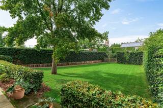 <p><span>Deze ruime villa is gelegen op een rustige, kindvriendelijke locatie vlakbij het centrum van Hoogstraten met alle voorzieningen en scholen op wandelafstand. Dankzij een grote bewoonbare oppervlakte is deze woning geschikt voor grotere gezinnen of een combinatie van wonen en werken. </span></p><p><span> </span></p><p><span>Indeling</span></p><p><span>U betreedt de villa middels de centrale inkomhal met gastentoilet en trap naar de verdieping. Toegang tot een bureelruimte aan de voorzijde van de woning. Eveneens vanuit de inkomhal toegang tot de ruime woonkamer met zitgedeelte voorzien van een haardvuur en aansluitend de eetkamer met zicht op de tuin voorzien van grote raamdeuren naar het terras. De ruime leefkeuken staat in verbinding met zowel de eetkamer als de living en heeft ook toegang tot het deels overdekt terras. De keuken is goed uitgerust met een royaal kook / werkeiland. Vanuit de keuken ook toegang tot de bijkeuken met wasplaats en zij-inkom. </span></p><p><span> </span></p><p><span>1e Verdieping</span></p><p><span>De nachthal met separaat nachttoilet geeft u toegang tot de hoofdslaapkamer bestaande uit een slaapkamer, een inloopdressing en een eigen badkamer voorzien van ligbad, douche en lavabo. Bergruimte, ruime slaapkamer aan de voorzijde van de woning, een tweede badkamer en een zeer ruime derde slaapkamer met hoog plafond en diverse ingemaakte kasten. </span></p><p><span> </span></p><p><span>2e Verdieping</span></p><p><span>Middels een vaste trap bereikt u de verrassend ruime zolderverdieping welke ook als slaapkamer of hobbyruimte kan worden aangewend.</span></p><p><span> </span></p><p><span>Tuin en buitenruimtes</span></p><p><span>De villa beschikt over een aangename tuin met veel privacy en ruime terrassen waaronder een overdekt terras. De oprit biedt ruimte aan meerdere auto's, tevens is er een praktische carport aanwezig. Aan de voorzijde van de woning bevindt zich een bijkomende oprit met twee parkeerplaatsen.</span></p><p><span> </span></p><p><span>Bijzonderheden</span></p><p><span>De woning werd gebouwd anno 2004 en verkeert in een goede staat van algemeen onderhoud. CV installatie op aardgas (vernieuwd in 2020), goed geïsoleerd met een EPC B-label! Alle slaapkamers zijn voorzien van airconditioning, de woning is tevens voorzien van een alarmsysteem (vernieuwd in 2023).</span></p><p><span> </span></p><p><span>Meer informatie via ons kantoor </span></p>