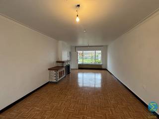 Centraal gelegen vrijstaande woning met 3 slaapkamers, garage en diepe tuin.Indeling: inkomhal, lichtrijke woonkamer, keuken voorzien van kookvuur,...