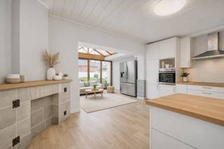 <p><strong>*** A VENDRE *** </strong>Rebecq - Maison 3 façades de 4 chambres avec terrasse et jardin situé dans un quartier calme et rural. Cette charmante maison se compose comme suit: au rez-de-chaussée: un séjour ultra lumineux de +- 28 m², une cuisine super équipée (frigo, four, micro-ondes, taques vitrocéramiques, hotte, lave-vaisselle) de +- 16 m² ouverte sur une véranda de +- 14 m², une salle à manger de +- 31 m², un hall, une salle de bain (baignoire, meuble évier, WC) de +- 6 m² et une buanderie + un futur garage séparé disponible en 2027. Au 1er: 4 chambres spacieuses dont une qui possède du parquet massif et un feu à bois de +- 52, 16, 13 et 12 m², un hall de nuit et un WC séparé. <br /><br /><strong>Confort </strong>: Une terrasse de +- 14 m² avec un jardin (orienté Est) et une remise de +- 27 m². PEB E (374 kWh/m².an). Panneaux solaires. Adoucisseur d'eau. Alarme filaire. Châssis pvc doubles vitrages récents (2023). Chauffage central : mazout (Saint-Roch). Volets manuels au RDC. BBQ en béton. <br /><br /><strong>Prix </strong>: F.O. àpd 349.000 euros (sous réserve d'acceptation du propriétaire)<br /><br /><strong>Contact </strong>: tubize@weinvest.be ou au 02.355.42.20 ou Taylor au 0494.28.38.88</p>