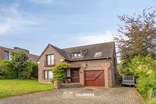 VALIMMAS verkoopt deze uniek gelegen villa met mooi aangelegde en ideaal georiënteerde tuin met groot zonneterras en zwemvijver....     

Het gelijkvloers omvat een inkomhal met vestiaire, een toilet, een garage, een bureel, een grote living met inbouwhaard en wintertuin met zicht op de tuin, een ingebouwde keuken en een wasplaats.   
De verdieping herbergt een nachthal met toilet, een master bedroom (= een dubbele slaapkamer, eventueel terug makkelijk op te splitsen), een dressing, twee slaapkamers, en een badkamer met ligbad en douche.    
De zolderruimte is bereikbaar via een vouwtrap en kan dienstig zijn als extra opbergruimte. Er is tevens een kelder aanwezig.   

De tuin is volledig aangelegd: gazons, hagen, sierheesters, nieuw houten tuinhuis, siervijver, zwemvijver, grote terrassen in bangkirai en tegels, BBQ.    
Vooraan een betegelde oprit met plaats voor meerdere wagens.   

Dit betreft een luxueuze villa, in perfecte staat van onderhoud en voorzien van alle comfort. Ze werd omstreeks 1988 zeer grondig gerenoveerd en uitgebreid (met vergunning).    

Heel rustige gelegen in een doodlopende zijarm van de Petrus Ascanusstraat, met achteraan een magnifiek uitzicht over weiden en vallei Tenberg. Op wandelafstand van winkels, scholen, bushaltes, station, sportcomplex, park,…. Gemakkelijke verbinding naar Brussel en Ring. Uitstekende Mobiscore = 8,8/10 !