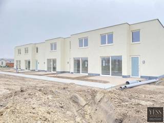 Welkom bij De Strandloper, een stijlvol en energiezuinig project op een toplocatie in Bredene!<br /><br /><span>Indeling van de woning:</span><strong> </strong><br /><strong>- Gelijkvloers:</strong> Tellerkast, ruime berging, lichtrijke en ruime living, terras, open keuken en gastentoilet.<br /><strong>- Op verdiep:</strong> nachthal, 3 slaapkamers, badkamer met lavabo en toilet.<br />Elke woning beschikt over een zuidgericht terras, ideaal om maximaal te genieten van zon en rust.<br />Elke woning beschikt over een parking vooraan het domein.<br /><br />Daarnaast wordt er sterk ingezet op energiezuinigheid en toekomstgericht wonen:<br />- Verwarming en koeling via lucht-lucht warmtepomp<br />- Energie-efficiënte technieken<br />- Fietsenstallingen voorzien op het domein<br /><br />De Strandloper biedt u de perfecte combinatie van rust, comfort en nabijheid van strand en natuur. Hier woont u in een aangename kustgemeente met vlotte bereikbaarheid en alle voorzieningen binnen handbereik.<br /><br /><strong>Bent u op zoek naar een eigentijdse vakantiewoning aan zee met doordachte indeling en zonnig terras?</strong><br />- De Strandloper in Bredene is een unieke kans.<br /><br />Neem vandaag nog contact op of plan een bezoek aan onze bemeubelde modelwoningen op Blekkaertstraat 50, Bredene aan Zee.<br />De Strandloper – Uw droom of investering aan zee - Verkoopkantoor ter plaatse op afspraak: info@yess-vastgoed.be / 050 33 59 03