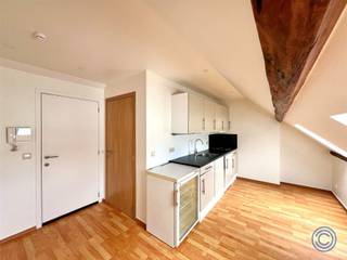 <p><span>Informations sur l'appartement</span></p><p><span>Ce 2-SLPK propre et prêt à être emménagé, d'une superficie d'environ 75m², est situé au 4ème étage d'un bel immeuble classique. L'emplacement est également idéal, sur l'axe entre le centre historique de la ville et le sud ! L'espace de vie d'environ 25m² bénéficie de beaucoup de lumière naturelle grâce aux fenêtres Velux récemment installées. La cuisine spacieuse offre un espace pour un coin repas et est équipée de 2 réfrigérateurs (2x120L), d'une cuisinière électrique avec hotte aspirante, d'un évier et d'une chaudière à eau chaude. La 1ère chambre est d'environ 14m² et est équipée de fenêtres Velux entièrement occultantes. La salle de bain est équipée d'une baignoire, d'un WC, d'un lavabo et d'un lave-linge. La 2ème chambre est d'environ 10m², également équipée de fenêtres Velux occultantes. Pas d'ascenseur disponible, vidéophone disponible. Charges générales : forfait de 200 EUR/mois (consommation privée de gaz et d'eau, consommation et entretien des parties communes). Compteur électrique privé. Plusieurs supermarchés, magasins et restaurants accessibles à pied. Accès facile en voiture, transports publics et station de vélo à distance de marche.</span></p><p><span> </span></p><p><span>Aménagement</span></p><ul><li><span>Espace de vie lumineux (environ 25m²), équipé de fenêtres Velux avec stores occultants.</span></li><li><span>Cuisine séparée et spacieuse avec beaucoup d'espace de rangement, équipée d'un évier et d'un robinet d'évier avec chauffe-eau, d'une cuisinière électrique (4 feux) avec hotte aspirante, de 2 réfrigérateurs (2x120L). Pas de lave-vaisselle.</span></li><li><span>Chambre 1 (environ 14m²) située à l'arrière du bâtiment. Equipée de fenêtres Velux avec occultation.</span></li><li><span>Chambre 2 (environ 10m²) située à l'arrière du bâtiment. Équipée de fenêtres Velux avec occultation.</span></li><li><span>Salle de bain équipée d'une baignoire, d'un lavabo, de toilettes et d'un branchement pour machine à laver.</span></li></ul><p><span> </span></p><p><span>Informations générales</span></p><ul><li><span>Loyer : 950 EUR/mois.</span></li></ul><ul><li><span>Charges mensuelles : forfait de 200 EUR/mois (consommation privée de gaz et d'eau, consommation et entretien des parties communes).</span></li><li><span>Compteur individuel pour l'électricité.</span></li></ul><ul><li><span>Disponibilité : immédiate. </span></li></ul><ul><li><span>Garantie de location : 3 mois.</span></li></ul><p><span> </span></p><ul><li><span>Description de la parcelle 200 EUR excl. </span></li></ul><p><span> </span></p><p><span>Immeuble</span></p><ul><li><span>Immeuble de standing composé d'un sous-sol, d'un magasin au rez-de-chaussée et au premier étage et, au-dessus, de 3 étages avec 1 appartement chacun.</span></li><li><span>Pas d'ascenseur disponible.</span></li><li><span>Vidéophone disponible.</span></li></ul><p><span> </span></p><p><span>Emplacement</span></p><ul><li><span>Situé dans la célèbre Nationalestraat, qui relie le centre historique de la ville au quartier animé de Zuid.</span></li><li><span>Un large éventail de magasins, de supermarchés et d'établissements de restauration agréables sont accessibles à pied ! </span></li><li><span>Accès facile en voiture, transports en commun à distance de marche, station de vélo à 50m, ...</span></li><li><span>MOBISCORE : 9,4/10 !</span></li></ul><p><span> </span></p><p><span>*Les informations contenues dans ce prospectus sont données à titre indicatif : les candidats locataires doivent faire leur affaire personnelle de l'obtention, de la vérification et de l'interprétation de ces informations.</span></p><p><span> </span></p>