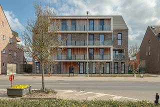 Dit instapklare gelijkvloers appartement (bouwjaar 2019) biedt een combinatie van modern comfort, energiezuinigheid en een uitstekende ligging in...