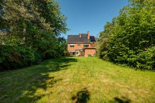 <p>This semi-detached house is located in Baasrode, on a spacious plot of approximately 780 m², within walking distance of local shops, services and the village centre of Baasrode. Its location in Rosstraat ensures easy access to the centres of Baasrode and Dendermonde, as well as to surrounding municipalities and major access roads.</p>
<p>The property features an attractive façade width of approximately 9.5 m, a driveway and a pleasant front garden. The side entrance next to the house provides convenient and practical access, ideal for bicycles.</p>
<p>On the ground floor, the house offers a spacious entrance hall, a large living area, a kitchen and a storage room with access to the deep plot. In addition, there is an integrated garage with crawl space and a large, enjoyable garden.</p>
<p>The first floor, accessible via both the entrance hall and the garage, comprises three bedrooms, with the possibility of creating a fourth bedroom by subdividing the existing workshop. The bathroom is fitted with a bathtub and a toilet. The spacious attic is accessible via a pull-down ladder.</p>
<p>This property is particularly suitable for those looking for a home with generous space and a favourable location.</p>