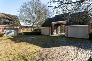 Prachtige villa met poortgebouw op 2.402m². De gebouwen werden opgetrokken in 1996 door de gerenommeerde aannemer Sels uit Schilde. Het eigendom...