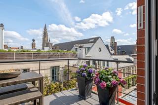 Op een toplocatie in het historische centrum van Antwerpen bevindt zich deze exclusieve duplex penthouse van 184 m². De woning combineert privacy...