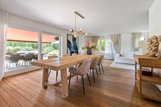 Landelijk maar toch centraal gelegen, bevindt zich deze karaktervolle villa met volledige privacy en een ideale zuidoriëntatie. Deze woning...