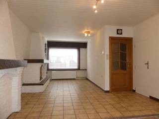 <p><span>Op zoek naar een ruime, instapklare gezinswoning op een gunstige locatie? Dan is deze woning in het charmante Leffinge, een deelgemeente van Middelkerke, zeker een bezoek waard!</span></p><p><span> </span></p><p><span>Deze verzorgde woning combineert ruimte, comfort en een uitstekende ligging. Met maar liefst 5 mogelijke slaapkamers, een inpandige garage en een aangename tuin is dit de ideale thuis voor een groot gezin of voor wie graag wat extra ruimte heeft.</span></p><p><span>Een praktische indeling met tal van mogelijkheden.</span></p><p><span> </span></p><p><span>Op het gelijkvloers verwelkomt de inkomhal u in de woning. Verder vindt u een gezellige woonkamer met toegang tot de kelder, een aparte eetplaats, een volledig uitgeruste keuken en een gastentoilet met lavabo in meubel. De inpandige garage is voorzien van een automatische poort en u kunt er ook de aansluitingen voor was- en droogmachine en de overige nutsvoorzieningen terugvinden.</span></p><p><span>De eerste verdieping beschikt over 3 volwaardige slaapkamers en een ingerichte badkamer met ligbad, dubbele lavabo in meubel en toilet.</span></p><p><span>Op de tweede verdieping bevinden zich nog 2 zolderkamers die perfect kunnen dienen als extra slaapkamers, hobbyruimte, bureau of praktische bergruimte.</span></p><p><span>Achteraan de woning bevindt zich een aangename, onderhoudsvriendelijke tuin met terras en tuinhuis. Een heerlijke plek om in alle rust te ontspannen of gezellig samen te genieten van het buitenleven.</span></p><p><span> </span></p><p><span>De woning geniet van een bijzonder gunstige ligging in Leffinge, op slechts 5 minuten van Oostende, het shoppingcenter van Middelkerke en de oprit van de E40. Zo combineert u een aangename woonomgeving met een uitstekende bereikbaarheid.</span></p><p><span> </span></p><p><span>Interesse? Plan uw bezoek en ontdek zelf de troeven van deze woning.</span></p><p><span> </span></p>