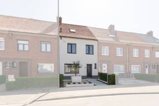 Deze totaal gerenoveerde woning in de Oude Pittemstraat 42 in Tielt combineert een moderne afwerking met energiezuinig wonen. Met een E-peil...