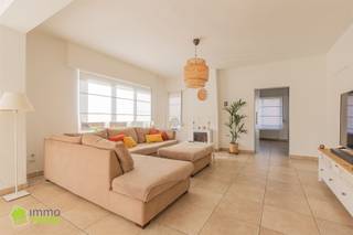 Ruime HOB met tuin en oprit te Opstal bij Buggenhout | BEZOEKDAG 10/03/2026 op afspraak Deze eigendom is gelegen in de rustige en groene omgeving van...