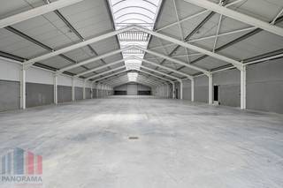 <strong>Hoogwaardig bedrijfsgebouw</strong> te huur met een oppervlakte van 1.660 m². De site is vlot bereikbaar dankzij de centrale ligging in Wichelen, met directe aansluiting op de N416. Via deze weg bereikt u in enkele minuten de N41, die zorgt voor een uitstekende verbinding richting de E40 en de E17. Ook Dendermonde, Aalst en Lokeren bevinden zich op korte rijafstand. <br /><br />De loods is uitgerust met<strong> 2 sectionale poorten</strong>, lichtstraten en een duurzame polybetonvloer. Daarnaast worden ook verlichting en elektriciteit volledig voorzien in de loods. Het geheel wordt gebouwd volgens <strong>brandklasse C</strong>, waardoor het pand een uitstekende basis biedt voor diverse bedrijfsactiviteiten.<br /><br />Tevens zijn technische<strong> aanpassingen bespreekbaar</strong>, zoals het voorzien van rolbruggen. Ook zijn er <strong>oplaadpunten </strong>beschikbaar.<strong> Onmiddellijk beschikbaar!</strong><br /><br />Contacteer PANORAMA B2B voor bijkomende informatie, plannen of een vrijblijvend plaatsbezoek via <strong>0477 06 30 30.</strong>