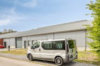 This well-located business building in Hechtel-Eksel (Zandstraat 1.1, 3940) combines a spacious warehouse with associated office space and thus offers a complete solution for various sectors such as logistics, wholesale, production or storage.<br /><br />SURFACES &amp; DIMENSIONS<br /><br />- Plot area: 796 m²<br />- Commercial area: 589 m²<br />- Plot depth: 25.5 m<br />- Plot width/façade width: 29.74 m<br /><br />LOCATION &amp; ACCESSIBILITY<br /><br />Hechtel-Eksel is centrally located in North Limburg with excellent access via the N74 (North-South connection) and the N73 (east-west connection Maaseik—Leopoldsburg). Easy connections to the E313 towards Antwerp and the A2 towards Brussels-Hasselt. Also easily accessible from the Netherlands via Eindhoven—Lommel. The N74 entrance and exit complex near Hechtel makes this building particularly attractive for freight traffic and distribution.<br /><br />IDEAL FOR<br /><br />Logistics companies, wholesalers, contractors, production companies or storage and distribution players looking for a strategically located base in Limburg.<br /><br />Register of measures: no
