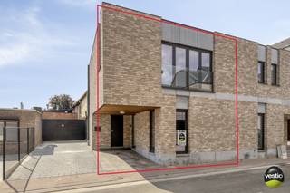 Instapklare stadswoning (bouwjaar 2014) met dakterras te Hoeselt<br /><br />Gelegen in de rustige Gieterijstraat te Hoeselt vindt u dit verzorgd appartement, gebouwd in 2014, met 2 slaapkamers, ideaal voor wie op zoek is naar comfortabel wonen dicht bij alle voorzieningen.<br /><br />Op de eerste verdieping geniet u van een ruime, lichtrijke leefruimte met open ingerichte keuken — de perfecte plek om te ontspannen of gezellig te tafelen. Het appartement beschikt over 2 volwaardige slaapkamers, een badkamer met inloopdouche en een apart toilet voor extra comfort.<br /><br />Een absolute troef is het aangename dakterras, waar u op elk moment van de dag kan genieten van buitenlucht en privacy.<br /><br />Verder beschikt dit appartement over:<br />Een aparte berging in het appartement zelf<br />Een overdekte parkeerplaats<br />Een extra bergruimte<br /><br />Dankzij het bouwjaar 2014 mag u rekenen op een moderne indeling en energiezuinige standaarden.<br /><br />Een gunstig gelegen appartement met alle nodige troeven — ideaal als eerste aankoop, belegging of voor wie graag op maat en zonder zorgen wil wonen.<br /><br />Voor meer info of een bezoek ter plaatse neem contact op met michiel@vestio.com of 0478 30 04 25.