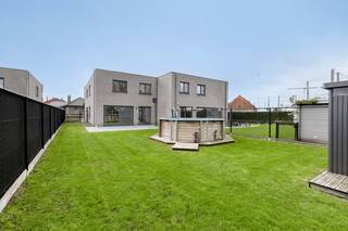 Welkom in deze instapklare, energiezuinige gezinswoning in het rustige, groene Nieuwkerken-Waas.<br />Deze moderne halfopen bebouwing uit 2016 met EPC-label A en zonnepanelen heeft alles in huis om je meteen thuis te voelen. <br /><br />De woning verwelkomt je via een gezellige inkomhal met gastentoilet, en een apart bureelgedeelte, ideaal voor de thuiswerkers of als hobbykamer.<br />De leefruimte heeft een ruimtelijk gevoel met een open keuken en centraal keukeneiland die via de raampartijen uitgeven op het aangelegde terras en fantastische tuin.<br />Aansluitend vind je een praktische berging en de inpandige garage met automatische poort.<br /><br />Op de bovenverdieping zijn er vier slaapkamers, een berging waar de technische installaties zijn geplaatst, en de stijlvolle badkamer volledig uitgerust met ligbad, douche, dubbele lavabo en toilet.<br /><br />Buiten is het puur genieten: de ruime tuin met terras en zwembad vormt de ideale plek om te ontspannen of vrienden te ontvangen tijdens warme zomerdagen.<br />Een tuinhuis zorgt voor extra opbergruimte, de garage en de twee parkeerplaatsen zorgen voor voldoende ruimte voor meerdere auto's. <br /><br />De woning scoort uitstekend op vlak van energie: een EPC-label A, 11 zonnepanelen, een ventilatiesysteem en een regenwaterput van 7.500 liter (aangesloten op het toilet beneden) zorgen voor een duurzame en budgetvriendelijke woonervaring.<br /><br />Vraag gerust meer informatie of plan een bezoek via <strong>info@immo-jet.be of 03 775 44 10</strong>.<br />Wij leiden je met plezier rond in deze prachtige woning in de Uilenstraat 124 te Nieuwkerken-Waas.