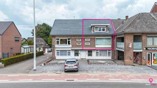 Bij ImmoFusion 7/7 “open huis” : klik op onze 3D-TOUR. Ervaar vastgoed alsof je er zelf doorloopt!<br /><br />In het hart van Helchteren, aan de Helzoldstraat 16 bus 1.2, bevindt zich dit verzorgde en direct bewoonbare appartement met een eigen garage en een ruim terras. Door de goede ligging zijn winkels, scholen, buurtvoorzieningen en openbaar vervoer snel en gemakkelijk bereikbaar. Bovendien liggen de E313 en E314 op korte afstand, wat zorgt voor een vlotte verbinding naar omliggende steden.<br /><br />Via de inkomhal kom je binnen in het appartement, waar ook een apart toilet aanwezig is. De woonruimte geniet van veel natuurlijk licht en biedt voldoende plaats om een gezellige zithoek te creëren. De keuken is afzonderlijk en praktisch ingericht, met voldoende werkruimte. Van hieruit heb je toegang tot het terras, een fijne plek om even te ontspannen of buiten te eten. Op het gelijkvloers is er bovendien een extra opbergruimte, handig voor voorraad of huishoudmateriaal.<br /><br />Op de boven verdieping van het appartement bevinden zich twee ruime slaapkamers, elk met voldoende ruimte voor een groot bed en kasten. De badkamer is voorzien van een inloopdouche en is praktisch ingericht voor dagelijks comfort.<br /><br />Achteraan het gebouw bevindt zich de garage die exclusief bij het appartement hoort en die mee inbegrepen is in de prijs. Deze biedt niet alleen parkeergelegenheid, maar ook extra opbergruimte.<br /><br />Pluspunten:<br />- Gelegen in het centrum van Helchteren<br />- Praktische keuken met toegang tot buitenruimte<br />- Aangenaam en ruim terras<br />- Twee comfortabele slaapkamers<br />- Eigen garage inbegrepen<br />- Goede bereikbaarheid via E313 en E314<br /><br />Voor meer informatie? Neem gerust contact op met Immofusion op het nummer 078 78 78 70.