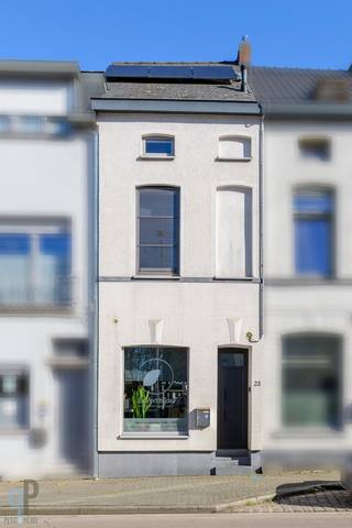Breng een bezoek aan deze energiezuinige en totaal gerenoveerde woning. Deze woning omvat een inkomhall met gastentoilet, technische berging en een ingerichte keuken. Verder is er een eetplaat en zitplaats, met toegang tot een aangelegd terras met ruime tuinberging. De eerste verdieping omvat 2 slaapkamers en een badkamer. De zolderverdieping is afgewerkt als 1 grote kamer en een bureauruimte! Achteraan de woning vinden we een leuke stadstuin. Grote troeven zijn hier de ligging, tuin, energiescore B, zonnepanelen en conforme elektriciteit. Kortom super instapklaar, ideaal als starterswoning of investering naar verhuur! Voor meer inlichtingen of een bezoek, contacteer Veronique 0483/676579