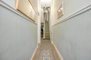 Een authentieke ruime burgerwoning op een gegeerde locatie in Schaarbeek, met een uitzonderlijk potentieel en tal van mogelijkheden.<br /><br />Droomt u van een ruime gezinswoning, een combinatie van wonen en werken of een woonconcept waarbij verschillende generaties onder één dak kunnen samenleven? Deze woning biedt tal van perspectieven om een invulling te creëren die aansluit bij uw persoonlijke wensen en toekomstplannen mits de nodige stedenbouwkundige en reglementaire voorwaarden worden nageleefd.<br /><br />De architectuur, de authentieke uitstraling en de mogelijkheden tot een flexibele indeling maken van deze eigendom een bijzonder interessante opportuniteit voor wie op zoek is naar meer dan een klassieke woning.<br /><br />Vandaag stedenbouwkundig erkend als een ééngezinswoning.<br /><br />De ligging nabij het groene Josaphatpark vormt een bijkomende troef. Dit geliefde park staat bekend om zijn groene omgeving en aangename wandelmogelijkheden en biedt een welkome verbinding met de natuur, midden in het stedelijke leven van Schaarbeek.<br /><br />Een woning met een verleden, ruimte voor ideeën en mogelijkheden voor de toekomst.<br /><br />Indeling: kelders - gelijkvloers en 4 verdiepingen.<br /><br />Laat u inspireren door het potentieel van deze bijzondere eigendom en ontdek hoe u hier uw eigen woon- of werkverhaal kunt realiseren.<br /><br />Individuele bezoeken uitsluitend op afspraak.