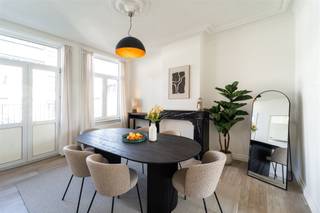 <p>Ontdek dit unieke duplex appartement, gelegen aan de De Vrièrestraat 29, in het hart van het prestigieuze Antwerpen Zuid, op wandelafstand van de bruisende Marnixplaats. Dit stijlvolle appartement kan volledig gemeubeld worden gehuurd en is de ideale woonoplossing voor expats, bedrijven of wie op zoek is naar een instapklare woonst.</p><p>Het appartement beschikt over drie volwaardige slaapkamers met een comfortabele indeling en een kwalitatieve afwerking. Daarnaast is er een slaapzetel voorzien, die dienst kan doen als vierde slaapplaats en extra flexibiliteit biedt voor gasten.</p><p>De lichtrijke leefruimte vormt het hart van de woning en beschikt over een gezellige zithoek met een warme uitstraling dankzij de parketvloeren. De volledig uitgeruste keuken sluit naadloos aan op de centrale eetruimte en is ideaal voor zowel dagelijks gebruik als het ontvangen van familie en vrienden.</p><p>De moderne badkamer is stijlvol ingericht en voorzien van alle hedendaagse comfort.</p>