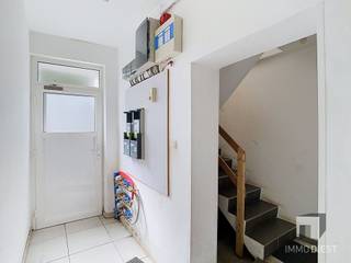 <p><span>Centraal gelegen duplex appartement in het historisch centrum van Diest op wandelafstand van Grote Markt, station, scholen en winkels.</span></p><p><span> </span></p><p><span>Indeling: <br />- Woonkamer<br />- Keuken<br />- 2 slaapkamers<br />-,Badkamer + toilet</span></p><p><span> </span></p><p><span>De huurprijs is €770,00 en de gemeenschappelijke kosten zijn inbegrepen.</span></p><p><span> </span></p><p><span>BEZOEKEN, DAT KAN!</span></p><p><span> </span></p><p><span>Vul de huuraanvraag in op <span>www.immoDiest.be</span></span><span> (onder te huur -> Zeven Weeënstraat 1-bus 3, 3290 DIEST- > ORANJE KNOP 'HUURAANVRAAG'). Van zodra wij deze informatie ontvangen hebben, nemen wij contact op met u.</span></p><p><span> </span></p><p><span> </span></p>