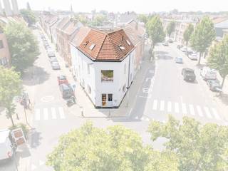<p>Gelegen langs een drukke invalsweg naar Gent geniet dit pand van een uitstekende zichtbaarheid en een strategische commerciële ligging. </p><p>De combinatie van een handelsruimte op het gelijkvloers, een comfortabel 1 slaapkamer appartement en een gezellige studio maakt dit een bijzonder veelzijdig investeringspand met een aantrekkelijk rendement.</p><p>Het gebouw werd recent gerenoveerd en verkeert in een verzorgde staat, waardoor u als investeerder meteen kunt genieten van een zorgeloze aankoop zonder onmiddellijke renovatiekosten.</p><p>Een bijkomende troef is dat <strong>alle entiteiten momenteel verhuurd zijn aan betrouwbare en solvabele huurders</strong>, wat zorgt voor een onmiddellijke en stabiele huuropbrengst vanaf de dag van de notariële akte.</p><p>Dankzij de uitstekende bereikbaarheid, de sterke commerciële ligging en de blijvende vraag naar zowel handels- als woonruimte in Gent biedt dit pand niet alleen een interessant rendement vandaag, maar ook een aanzienlijk waardepotentieel op lange termijn!</p><p>U wenst dit pand te bezoeken ? U kan mij telefonisch contacteren op 0498 50 50 94 of mailen naar verkoop@vastgoeddevos.be</p>