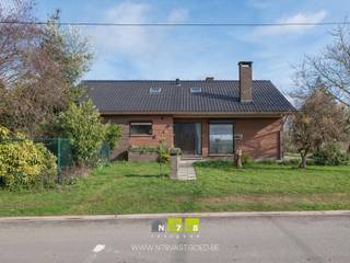 <strong>VRIJSTAANDE WONING MET 5 SLAAPKAMERS EN 2 BADKAMERS OP EEN HOEKPERCEEL VAN 7A76CA TE OPOETEREN.</strong><br /><br /><strong>TROEVEN</strong><br />- Rustige en landelijke ligging.<br />- Hoekperceel van 7A76CA met extra lichtinval en open gevoel.<br />- Geen renovatieplicht.<br />- Nieuw dak in 2010.<br />- Ruime gezinswoning met polyvalente indeling.<br />- 5 Slaapkamers, 2 badkamers en 2 keukens.<br />- Mogelijkheid tot kangoeroewonen of praktijk aan huis.<br />- Gelijkvloerse slaapkamers en badkamer (levensloopbestendig wonen mogelijk).<br />- Veel ingemaakte kasten en bergruimte.<br />- Inpandige garage.<br />- Bewoonbare oppervlakte van 176,85m².<br /><br /><strong>KELDERVERDIEPING</strong><br />- Kelderruimte (2,00m x 3,00m = 6,00m²): betonvloer.<br />- Kelderruimte (2,35m x 3,00m = 7,05m²): betonvloer.<br /><br /><strong>GELIJKVLOERS</strong><br />- Inkomhal ((1,98m x 4,54m) + (2,63m x 1,29m) = 12,38m²): tegelvloer.<br />- Woonkamer ((8,16m x 3,90m) + (1,20m x 4,68m) = 37,45m²): tegelvloer.<br />- Keuken (3,54m x 4,57m = 16,18m²): onder- en bovenkasten, lades, kolomkast, gasvuur, dampkap, oven, koelkast, tegelvloer.<br />- Toilet (0,90m x 1,50m = 1,35m²): lavabo, toilet, tegelvloer.<br />- Inpandige garage (3,60m x 6,00m = 21,60m²): poort, toegangsdeur naar tuin, tegelvloer.<br />- Hal (0,97m x 7,77m = 7,54m²): trap naar 1ste verdieping, inbouwkasten, tegelvloer.<br />- Badkamer (2,40m x 2,50m = 6,00m²): baddouche, toilet, enkele lavabo, tegelvloer.<br />- Slaapkamer 1 (3,32m x 4,00m = 13,28m²): laminaatvloer.<br />- Slaapkamer 2 (2,80m x 4,00m = 11,20m²): inbouwkasten, laminaatvloer.<br />- Slaapkamer 3 (3,20m x 4,00m = 12,80m²): inbouwkasten, laminaatvloer.<br /><br /><strong>VERDIEPING +01</strong><br />- Overloop ((1,00m x 5,70m) + (4,20m x 1,00m) = 9,90m²): tegelvloer.<br />- Badkamer (2,57m x 2,38m = 6,12m²): badkamermeubel met enkele lavabo, aparte douche, toilet, tegelvloer.<br />- Slaapkamer 4 (4,60m x 3,80m = 17,48m²): laminaatvloer.<br />- Slaapkamer 5 (4,70m x 4,00m = 18,80m²): inbouwkasten, laminaatvloer.<br />- Keuken 2 (1,79m x 3,00m = 5,37m²): spoelbak, dampkap, kolomkasten, lades, koelkast, tegelvloer.<br />- Berging (1,00m x 1,00m = 1,00m²): laminaatvloer.<br /><br /><strong>EXTERIEUR</strong><br />- 3 Parkeerplaatsen. <br />- Prieeltje/overkapping terras (12m²)<br />- Aparte buitenberging (24m²).<br /><br />Bekijkt u deze advertentie via een aanverwante vastgoedsite, surf dan zeker naar onze website www.N78vastgoed.be voor een uitgebreide beschrijving en foto's. Meer info: +32 476 68 28 47 of kobe@N78vastgoed.be.