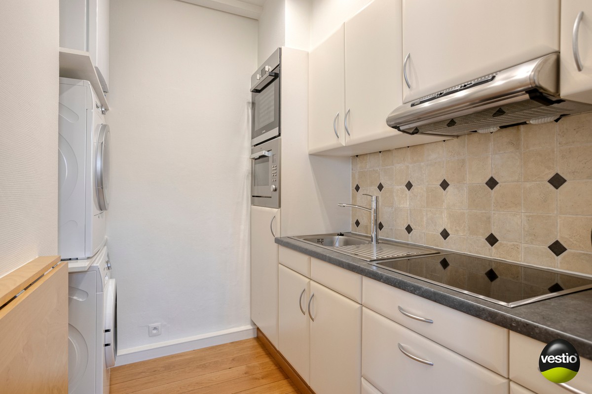 Centraal gelegen gerenoveerd 2-slaapkamerappartement met afsluitbare garagebox. - foto 5