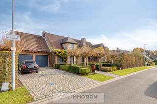 In een aangename en groene villawijk in Marke bevindt zich deze elegante villa. Gebouwd in 1995 en uitgebreid in 2003, staat ze op een perceel van 939 m² met een mooie en goed georiënteerde tuin.<br /><br />De woning combineert tijdloze architectuur met modern wooncomfort. Dankzij de conforme elektriciteit, 32 zonnepanelen met thuisbatterij, een blanco asbestattest en een sterk EPC woont u hier zorgeloos en energiezuinig.<br />Bij het binnenkomen ervaart u meteen een warme, huiselijke sfeer. De inkomhal leidt naar het bureau, gastentoilet, de gezellige leefruimte en de volledig ingerichte keuken.<br />Centraal in de woning liggen de eetkeuken en de uitnodigende leefruimtes, die allen uitgeven op de terrassen en tuin.<br />Een tweede lichtrijke leefruimte, met aparte inkom(hal) biedt tal van mogelijkheden — ideaal voor een vrij beroep of praktijk aan huis.<br />Op de verdieping bevinden zich zes ruime slaapkamers, twee badkamers en een handige berging.<br />De zolder, dubbele garage (met grote oprit) en koele berging maken het geheel compleet.<br />Buiten is het volop genieten: de tuin biedt privacy, speelruimte en verschillende hoekjes om te ontspannen in de zon.<br /><br />Bent u op zoek naar een ruime, energiezuinige en comfortabele woning in een residentiële buurt? Dan is dit uw kans. Hier voelt elke dag als thuiskomen!<br /><br />Contacteer Vincent op 0475 29 05 13 of via vincent@immotion.be voor meer informatie of om uw bezoek in te plannen.