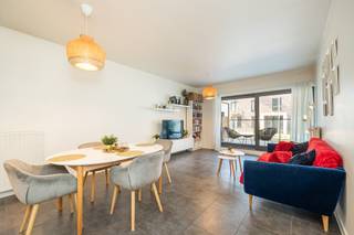 <p>Bent u op zoek naar een heerlijke nieuwe thuis of een slimme vastgoedinvestering? Dit moderne appartement op een absolute toplocatie biedt het beste van twee werelden. Gelegen op een steenworp van de idyllische Scheldeboorden en de waterbus, geniet u hier dagelijks van een rustige, groene omgeving met een vlotte, filevrije verbinding naar het centrum van Antwerpen.</p><p>Het appartement bevindt zich in een uitstekend onderhouden gebouw uit 2015. Dankzij de grote raampartijen geniet de leefruimte van een overvloed aan natuurlijk licht. De open, volledig geïnstalleerde keuken sluit naadloos aan op de gezellige living. Daarnaast beschikt het eigendom over een comfortabele slaapkamer, een moderne badkamer en een fijn terras om heerlijk buiten te ontspannen.</p><p><strong>Interessante opportuniteit voor investeerders:</strong> Het pand is momenteel stabiel verhuurd aan een aantrekkelijke huurprijs van <strong>€1.400/maand</strong>, wat direct zorgt voor een mooi en zorgeloos rendement vanaf de akte.</p><p>Bij het appartement hoort een verplichte aankoop van een autostaanplaats (€25.000). De vaste maandelijkse kosten voor het appartement en de staanplaats samen bedragen €135/maand.</p><p><strong>Troeven:</strong> * Moderne bouw (2015) op toplocatie aan het water</p><ul><li><p>Ideaal voor eigen bewoning óf als opbrengsteigendom (€1.400/maand)</p></li><li><p>Vlakbij de Waterbus & openbaar vervoer</p></li></ul><p>Interesse? Neem vandaag nog contact op voor een bezoek!</p>