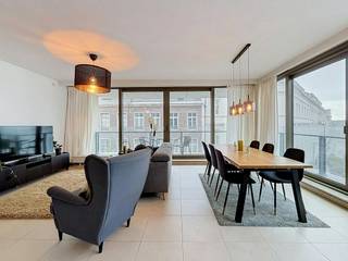 Dit appartement, georiënteerd op een hoek, met zicht op het Sint-Annaplein is gelegen in een rustige en doorlopende straat. Vlakbij invalswegen en op wandelafstand van het centrum.<br /><br />indeling van het appartement:<br />inkomhal met apart toilet - leefruimte - ruim en zonnig terras - geïnstalleerde open keuken - berging - twee slaapkamers - badkamer - privatieve kelderberging.<br /><br />Men dient de autostaanplaats erbij te huren aan 127,00 euro per maand.  <br /><br />De gemeenschappelijke kosten zijn onder de vorm van een provisie en bedragen 80,00 euro per maand.<br /><br />Beschikbaarheidsdatum: 01/12/2026