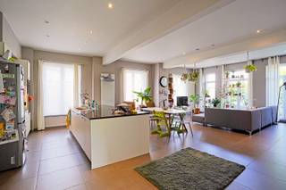 <p>Dit appartement is gelegen in een zeer rustige straat maar toch nabij het centrum van Buggenhout. Het appartement maakt deel uit van een gebouw met slechts 2 appartementen. <br />De indeling is als volgt: inkomhal, grote woonkamer met open keuken, apart toilet, gang die leidt naar de berging, badkamer en 3 slaapkamers waarvan 1 voorzien van een dressing. Daarnaast is het appartement voorzien van een gezellig terras, een garage, afzonderlijke fietsenstalling en apart tuintje.<br />Referentie: 5669</p>