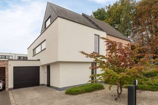 Maison d'architecture moderne dans une rue sans issue * Rez-de-chaussée : hall d'entrée avec toilettes invités, grand séjour lumineux avec cuisine...