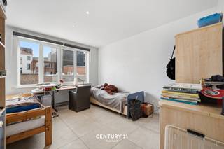 <span><strong>**Gerenoveerde appartementen Stadscentrum Mechelen**<br /><br /></strong><span>Middenin de historisch binnenstad, namelijk in de Lange Schipstraat, bieden we met veel plezier deze appartementen aan! Dit gebouw werd recent volledig gerenoveerd en omvat een combinatie van 1 en 2 slaapkamer appartementen. Naar indeling toe kan je een inkomhal met apart toilet vinden. Een open leefruimte met ingerichte keuken en dit grenzende aan het terras. Ook de badkamer met dubbele lavabo en douche is volledig geïnstalleerd en ingericht. Verder is er een berging met aansluiting voor wasmachine en ook op de kelderverdieping is elk appartement voorzien van een berging. Bijkomend bieden wij 3 autostaanplaatsen te koop aan dewelke exclusief de vraagprijs aangekocht kunnen worden aan 30.000,- EUR/ st.<br /><br /></span><span><strong>Je kan dit project vinden op www.connect-immo.be ! <br />Meer informatie of een bezoek ter plaatse? Met plezier! Contacteer onze vastgoedmakelaar Ilse: office@connect-immo.be of 016 229 228.<br /><br /></strong><span>App 0001: 295.000€ met een EPC-score B<br />App 0101: 270.000€ met een EPC-score C<br />App 0102: 305.000€ met een EPC-score B<br />App 0201: 280.000€ met een EPC-score B<br />App 0202: 315.000€ met een EPC-score B</span></span></span>