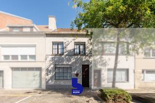 Op zoek naar een ruime woning met een grote tuin op een uitstekende locatie? Deze aangename rijwoning combineert veel leefruimte, twee ruime slaapkamers en een bijzonder diepe tuin met een ligging vlak bij het strand, het centrum, parken en mooie wandelpaden.<br /><br />De woning bevindt zich in een rustige en residentiële buurt waar je geniet van een aangename woonomgeving én toch alle voorzieningen binnen handbereik hebt.<br /><br />Binnenin beschikt de woning over een ruime leefkamer met een aparte eet- en zithoek. Aansluitend bevindt zich de functioneel uitgeruste keuken, terwijl je aan de andere zijde toegang hebt tot de veranda. Deze veranda vormt een fijne overgang naar de absolute troef van de woning: de grote, diep doorlopende tuin. Er is ook nog een handige bering met plaats voor je wasmachine en droogkast. <br /><br />De tuin biedt bijzonder veel mogelijkheden. Dankzij de mooie diepte kan je hier verschillende gezellige hoekjes creëren, met ruimte voor een ruim terras, een grasgedeelte, een speelzone of een gezellige plek om te genieten van de buitenlucht. Een grote tuin als deze is dan ook een echte meerwaarde in deze omgeving.<br /><br />Op de eerste verdieping bevinden zich twee zeer ruime slaapkamers en een ruime badkamer, uitgerust met een dubbele lavabo en ligbad. Daarnaast beschikt de woning over een grote zolderverdieping, waar mits de nodige inrichting nog twee extra slaapkamers kunnen worden gecreëerd.<br /><br />De woning beschikt over een blanco keuring van de elektrische installaties en is asbestvrij. <br />Het EPC dateert nog van voor de nieuwe ramen op het gelijkvloers en het vernieuwd plat dak. 