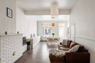 Deze charmante, halfopen woning is gelegen in een rustige straat aan de rand van het polderdorp Berendrecht. Het Reigersbos ligt net om de hoek, maar ook winkels, openbaar vervoer en scholen zijn allemaal op wandelafstand te vinden. Grote troef van dit pand is - naast de ligging - de prachtige zuid tuin van 575m² die toegankelijk is via de poort naast de woning. Het is een schitterend plekje om in alle rust van de zon en de buitenlucht te profiteren. De woning zelf is erg ruim en heeft tal van mogelijkheden. Hier en daar moeten er nog wat 'puntjes op de i' gezet worden en ook energetisch dient de woning naar een beter niveau getild te worden. Toch kan u in deze gezellige woning prima starten. Het gelijkvloers heeft een toffe, ruime leefruimte die in open verbinding staat met de ingerichte keuken. Achteraan op het gelijkvloers vindt u de badkamer met vrijstaand bad, douche en meubel en een apart toilet. Ook een wasplaats is aanwezig. Op de eerste verdieping komt u boven in de nachthal, die toegang geeft tot beide slaapkamers. De zolder zou ingericht kunnen worden als volwaardige kamer, mits het plaatsen van een volwaardige trap. Momenteel is de zolder enkel bereikbaar via een luik in de nachthal. Verder beschikt de woning nog over een droge kelder, die toegankelijk is via de leefruimte en een handige extra bergplaats is voor heel wat spulletjes. Rechts naast de woning is er voldoende plek om nog 2 wagens te parkeren op eigen terrein.