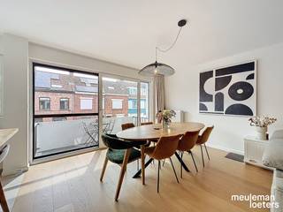 Dit ruim appartement (93 m²) met twee kelderbergingen (25 m²) is gelegen in een kleinschalige residentie te Assebroek, op een boogscheut van...