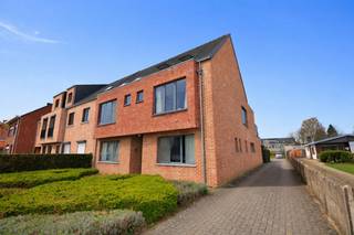 Gelijkvloers appartement, type half open bebouwing, met 1 slaapkamer en ruime tuin op een zeer goede locatie te Zandhoven, bestaande uit: inkomhal met apart toilet met handenwasser en plaats voor vestiaire; leefruimte met veel lichtinval en directe toegang tot de tuin met terras; open, ingerichte keuken voorzien van keramische kookplaat, dampkap, combi-oven en koelkast; berging met aansluiting voor wasmachine; ruime slaapkamer; badkamer met ligbad/douchescherm en lavabomeubel. Garagebox achter het gebouw bij aan te kopen (25.000 euro). Individuele nutsmeters, centrale verwarming op aardgas, alu ramen met dubbele beglazing, elektriciteit conform! Lage maandelijkse kosten. EPC: 237 kWh/m². Heden verhuurd.<br /><br /> 