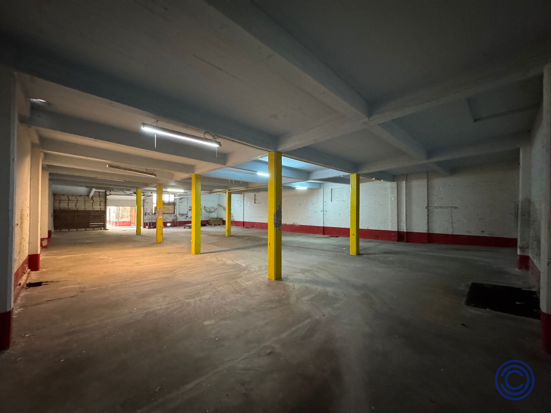 Ruim en veelzijdig magazijn van ca. 800 m² te huur op een centrale en vlot bereikbare locatie in Antwerpen. - foto 4