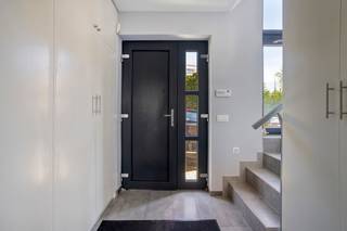 immo DAVID presenteert deze instapklare woning (bouwjaar 2014) met hoogwaardige afwerking en een uitzonderlijk hoog wooncomfort.<br /><br />Via de stijlvolle inkomhal met gastentoilet en ingebouwde vestiaire bereikt u de lichtrijke leefruimte van ca. 40 m² met vloerverwarming. De grote schuiframen zorgen voor veel natuurlijk licht en geven rechtstreeks toegang tot het westgerichte terras en de tuin.<br /><br />De open, volledig ingerichte keuken met eethoek sluit naadloos aan op de leefruimte. Aansluitend bevindt zich een praktische wasberging. De ruime garage met automatische sectionaalpoort is zowel via de oprit als via de woning bereikbaar.<br /><br />Op de eerste verdieping bevinden zich drie slaapkamers, waaronder een master bedroom met dressing, en een badkamer met ligbad en douche. De tweede verdieping biedt nog twee volwaardige slaapkamers en een tweede douchekamer, goed voor in totaal vijf slaapkamers.<br /><br />De woning beschikt over een ventilatiesysteem D, conforme elektriciteit, een uitstekende EPC-score A en een waterput van 5.000 liter.<br /><br />Rustig maar centraal gelegen, met een vlotte verbinding naar Brussel en de Ring. Openbaar vervoer, scholen, winkels, het Laarbeekbos en de fietssnelweg bevinden zich in de onmiddellijke omgeving.<br /><br />Een ideale gezinswoning waar ruimte, comfort, energiezuinigheid en een uitstekende ligging perfect samenkomen.