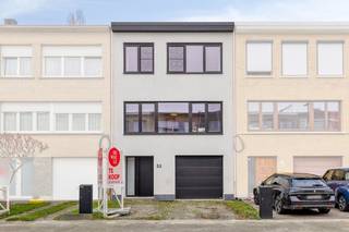 U betreedt de woning via de ruime inkomhal met ingemaakte kasten, een gastentoilet en een berging. Deze hal geeft eveneens toegang tot de...