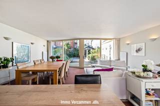 Verrassend ruime gezinswoning met 5 slaapkamers, gunstig gelegen pal in het landelijke dorpscentrum van Duffel-West. Dit knappe pand heeft een...